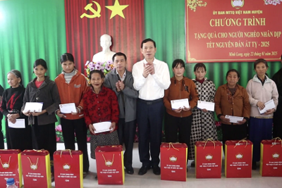Tặng 26 suất quà cho hộ nghèo huyện Minh Long.