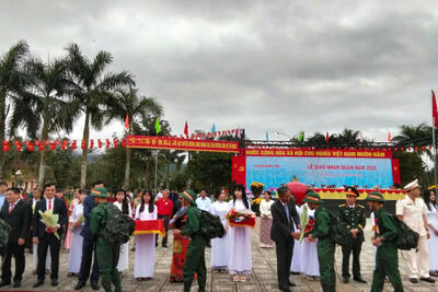 Thanh niên huyện Minh Long hăng hái tiếp bước cha anh lên đường nhập ngũ