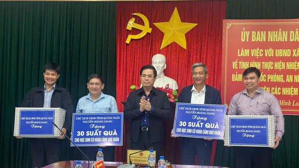 Phó Bí thư Tỉnh ủy, Chủ tịch UBND tỉnh Nguyễn Hoàng Giang làm việc với xã Minh Long và Sơn Mai.