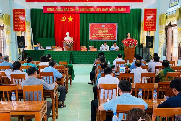 Phó Bí thư Tỉnh ủy Đinh Thị Hồng Minh tiếp xúc cử tri xã Long Sơn