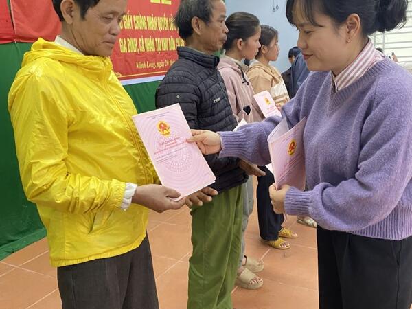 NIỀM VUI NHẬN “SỔ HỒNG” CỦA NGƯỜI DÂN KHU TĐC GÒ TRANH, LONG SƠN