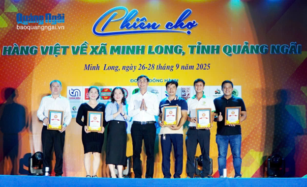 (Trao tặng biểu trưng của chương trình “Phiên chợ hàng Việt về xã Minh Long năm 2025” cho các doanh nghiệp tham gia.)